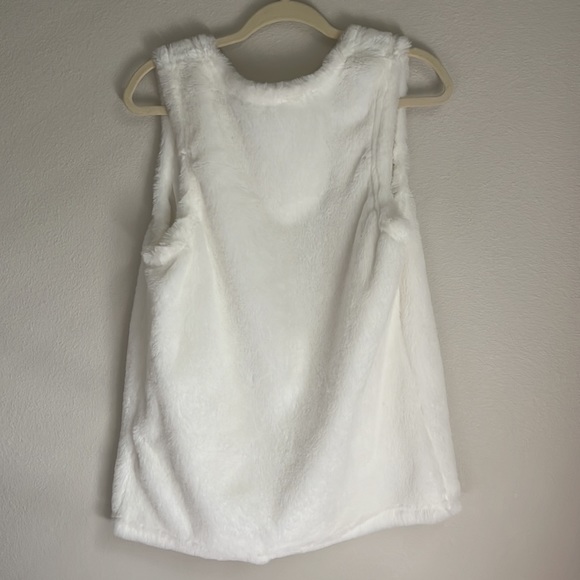 Open fur vest. Very soft. - Picture 5 of 5